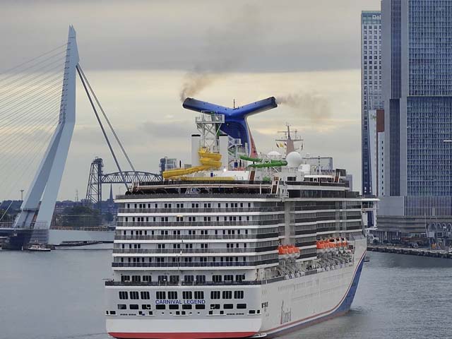 Aankomst Carnival Legend aan de Cruise Terminal Rotterdam